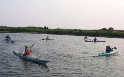 Intermediate paddlers learing sweep strokes for boat control